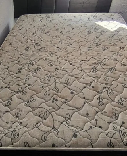 Colchão de casal antes da higienização, com o tecido amarelado