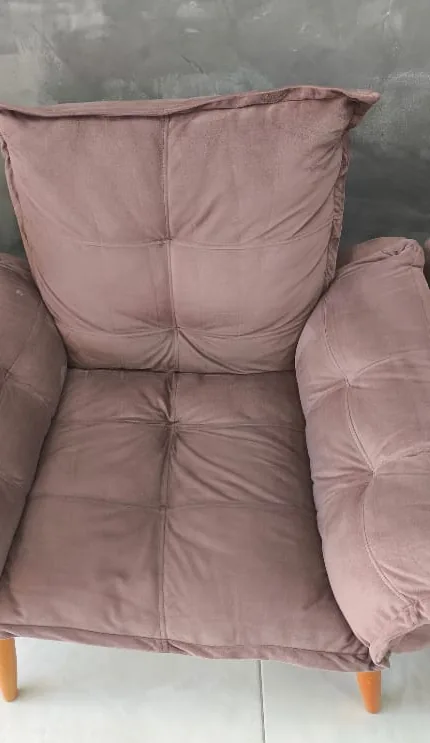 Poltrona rosé depois da higienização feita pela EMDI